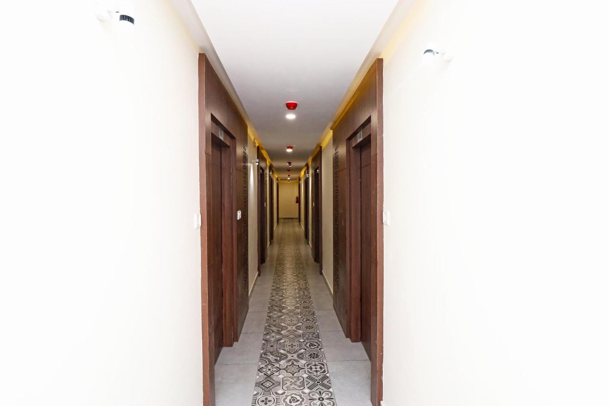 Hotel Super Oyo Flagship The Mist Near Gomti Riverfront Park